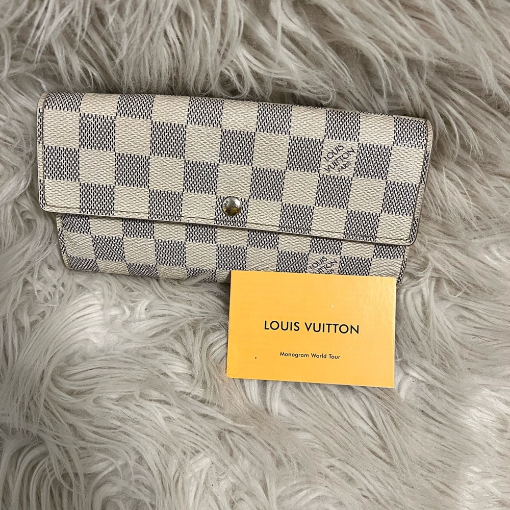 Authentic Louis Vuitton wallet good condition, selling because I got a new one